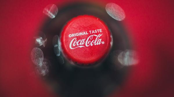 cat de multa cafeina contine o coca cola