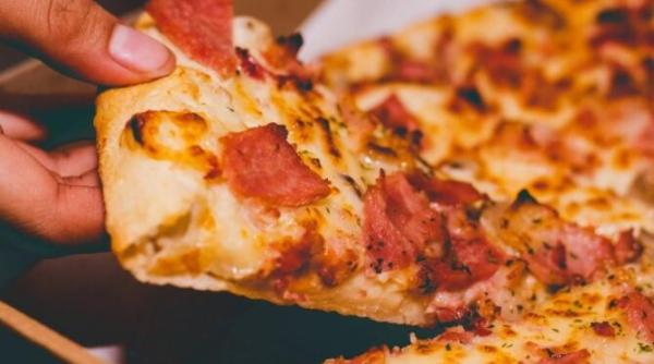 cum se foloseste bucata de plastic din cutia de pizza nu o vei mai arunca de acum incolo