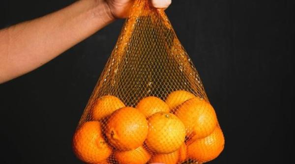 de ce portocalele se vand in plase rosii