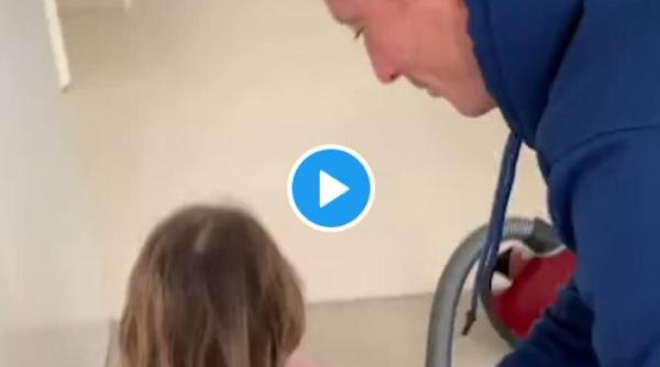 lewandowski ii prinde parul fetitei sale cu aspiratorul pentru a i face codite video viral