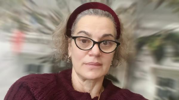 maia morgenstern ghemuita pe canapea necajita ingrijorata si nemultumita nu avem dreptul sa uitam