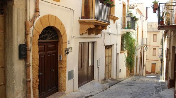 airbnb cauta o persoana care sa se mute impreuna cu cine vrea in sambuca sicilia va locui intr o casa complet renovata si va incasa veniturile vezi unde sa aplici si care sunt conditiile