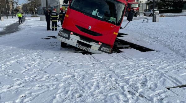 o masina de pompieri a cazut in fantana arteziana unde intervenea ca sa scoata o alta masina aflata tot in misiune foto