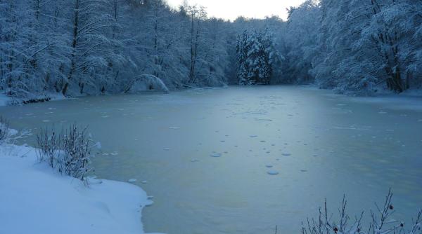 trei copii care se jucau cu bicicletele pe un lac inghetat din brasov au cazut in apa unul este de negasit