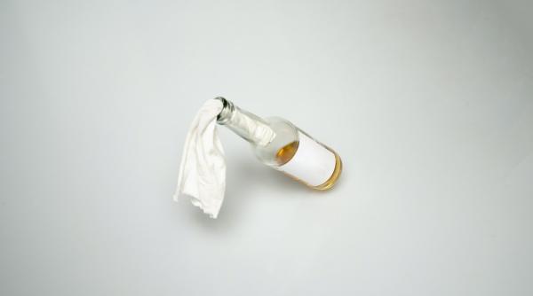 o fata de 13 ani a fost arsa de un recipient cu combusibil in flacari aruncat spre ea