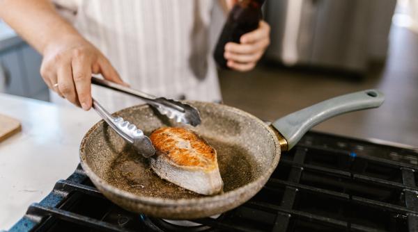 cum prajesti peste fara sa miroasa in casa truc ce trebuie sa pui in tigaie