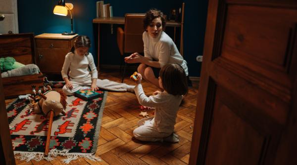 doi copii aproape convinsi de bona ca ea este mama lor tipa la ei si le spunea ca eu sunt doar cea care aduce banii in casa