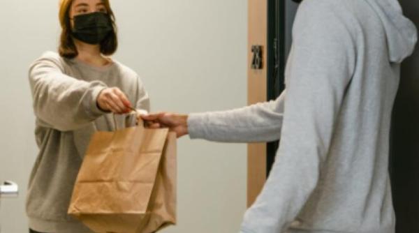 mesajul ciudat lasat de un livrator clientului caruia i a dus mancarea i a pus biletul intr o punga pe parbriz