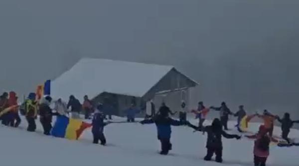 moment inedit in pasul valcan mai multi tineri au jucat hora unirii printre nameti video