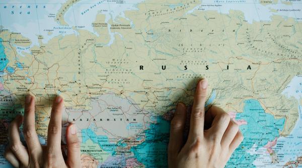 moscova acuza occidentul de isterie pe masura ce nato isi consolideaza prezenta in regiune