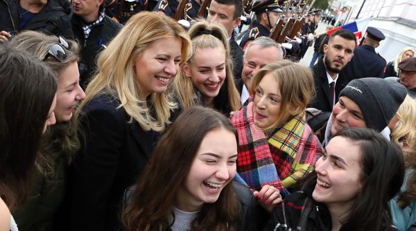 cehii au mai multa incredere in presedinta slovaciei si emmanuel macron decat in milo zeman propriul sef de stat