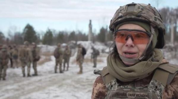 marta ucrainieanca care vrea sa le tina piept rusilor antrenamentul pe care il primesc civilii