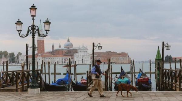 o turista a fost data afara din venetia pentru ca facea plaja topless