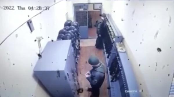 momentul in care soldatul ucrainean isi impusca mortal camarazii cu un kalasnikov surprins de camerele de supraveghere video