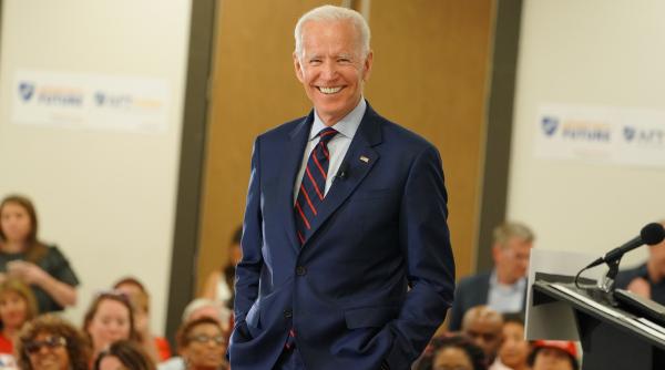 elon musk l a numit pe joe biden papusa din sosete