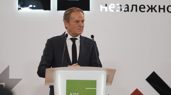 premierul poloniei il acuza pe donald tusk de legaturi cu putin si ii cere demisia din functia de presedinte al ppe