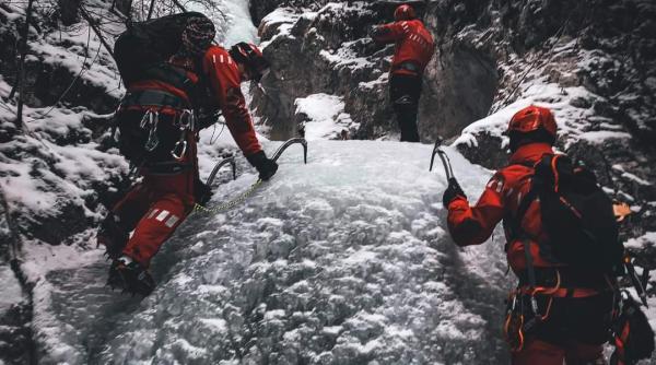 doi turisti s au ratacit in masivul ceahlau din cauza viscolului sambata 94 de romani salvati de pe munte