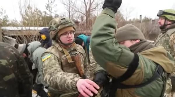 copiii din ucraina se pregatesc sa si apere tara de o posibila invazie a rusiei antrenament cu arme reale organizat de armata foto video