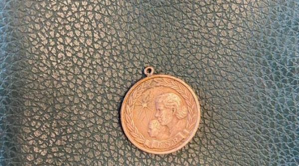 cu cat se vinde astazi medalia maternitatii din comunism