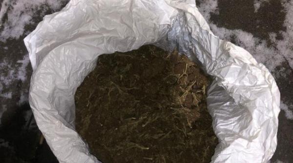 doua persoane prinse in flagrant delict in timp ce incercau sa vanda 1 5 kg de cannabis