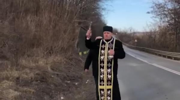 accidentele prevenite cu agheasma un preot a sfintit curba mortii din bacau video