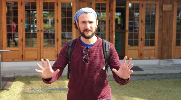 doru bem intre iubirea pentru dumnezeu si actorie cred ca un preot nu poate fi si actor