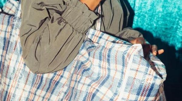 sacosa de rafie din studentie emblematica pentru romani e din ce in ce mai cautata de straini nu pentru carat cartofii ci ca accesoriu extravagant