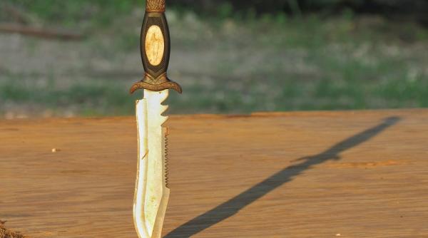 un roman din anglia s a ranit in timp ce isi injunghia sotia a primit o despagubire uriasa