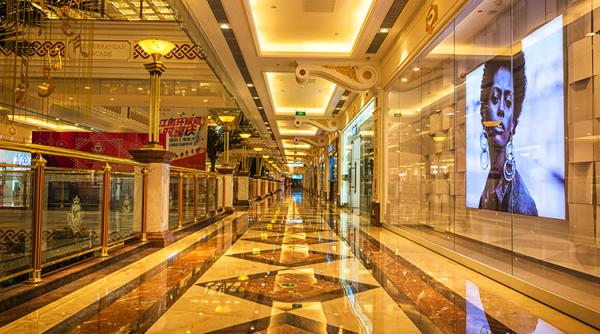 americanii transforma mall urile in biblioteci scoli si birouri pe masura ce comertul online accelereaza