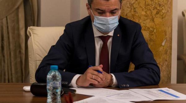 prefectul de iasi mihai chirica are restrictii de a intra in primarie si de a si incasa salariul