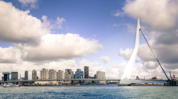 primarul din rotterdam spune ca nu s a decis demontarea unui pod istoric ca sa faca loc iahtului lui bezos nici macar nu a fost depusa o cerere