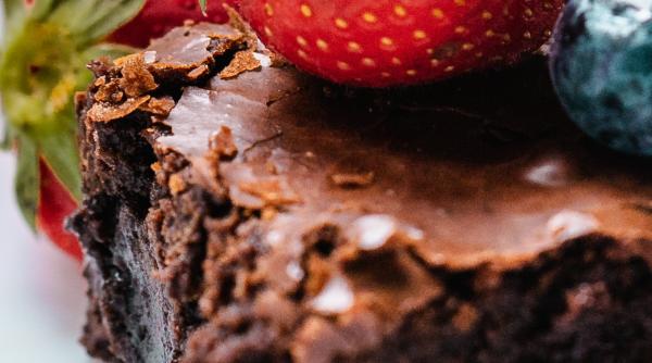 reteta plina de savoare prajitura pacatoasa cu ciocolata si capsuni