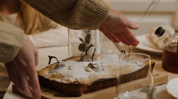 tort de mere cu crema de zahar ars si frisca reteta delicioasa prezentata la super neatza cu razvan si dani