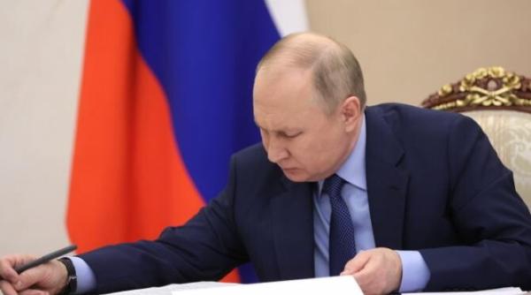 un celebru scriitor rus il acuza pe putin ca este un dictator imperialist rupt de realitate