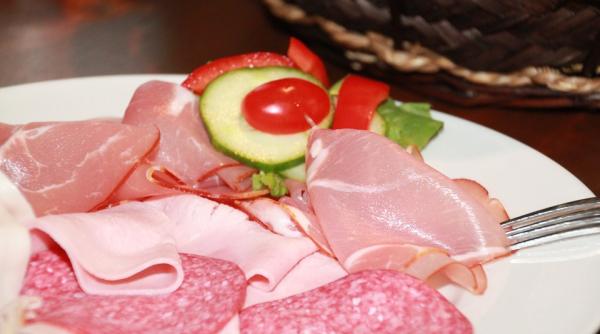 pericolul din mezeluri ce se intampla in corpul tau daca le mananci zilnic