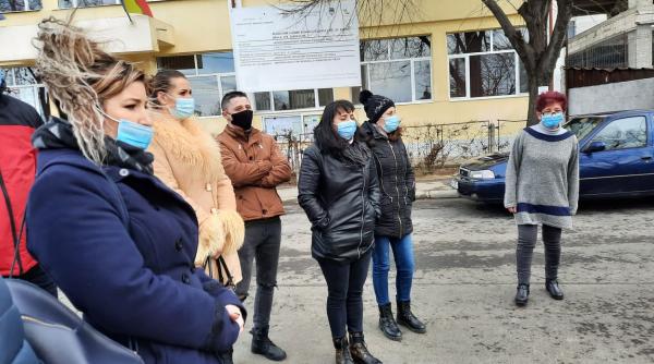 un elev de 10 ani din braila si a terorizat colegii parintii protest in fata scolii am ajuns sa scoatem certificate medico legale la clasa a iv a