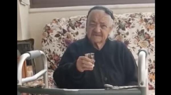 bunica maria are 102 ani o minte ascutita si un simt al umorului extraordinar acesta este secretul meu