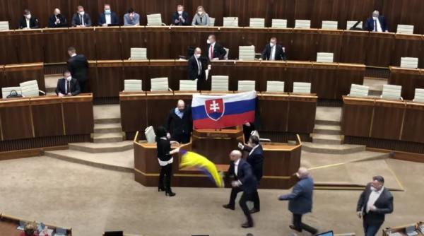 mai rau decat in romania video episodul george simion virgil popescu a escaladat in parlamentul slovaciei