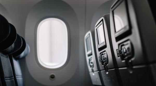 o femeie ar fi fost violata in avion in timpul unui zbor de noapte cand ceilalti pasageri dormeau