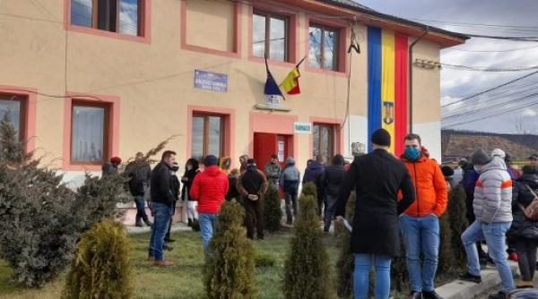 romanii s au calcat in picioare pentru casele la 250 de euro din satul rotunda primarul am reusit din sat fantoma in sat de vacanta foto