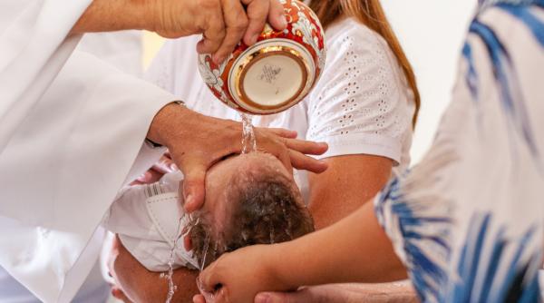 un preot catolic a facut mii de botezuri incorecte a demisionat dupa 20 de ani de activitate