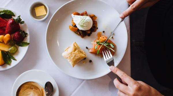 mancatul dupa ora 18 00 te ingrasa mit sau realitate un cunoscut nutritionist arata adevarul