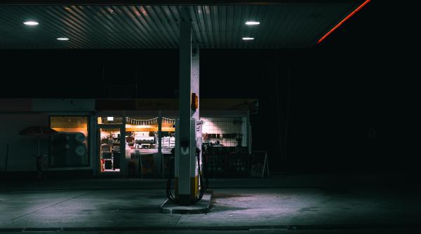 un barbat a fost injunghiat intr o benzinarie din sibiu pe motiv ca a lasat usa deschisa