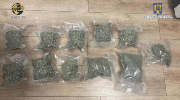 barbat prins in flagrant in timp ce vindea peste un kg de canabis doua persoane au fost retinute