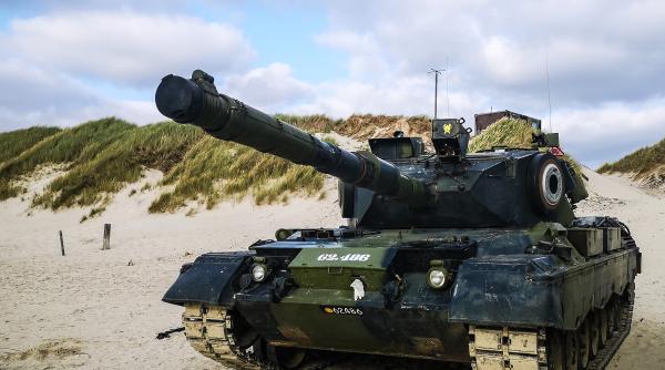 rusia a inceput sa maseze tancuri si tehnica militara in crimeea noi imagini satelitare foto