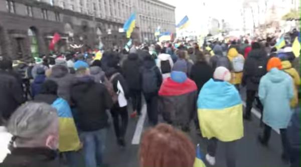 mii ucraineni marsaluiesc la kiev pentru a si arata unitatea impotriva amenintarii rusesti invadatorii trebuie sa moara video