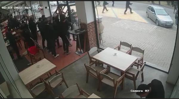 galeriile echipelor dinamo si uta s au batut la arad au distrus un local