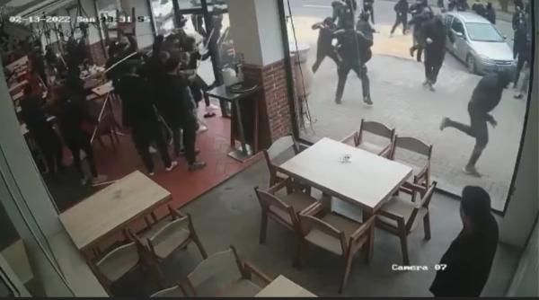 suporterii echipelor dinamo si uta bataie cu bate la arad jandarmii au intervenit la timp video