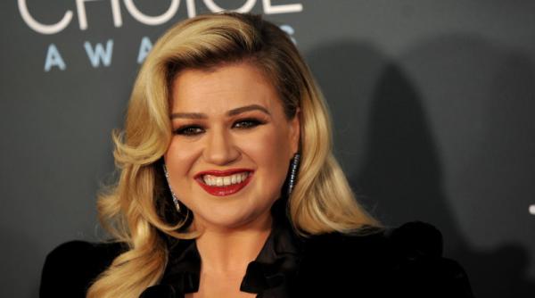 kelly clarkson si snoop dogg impreuna pe scena eurovisionului american
