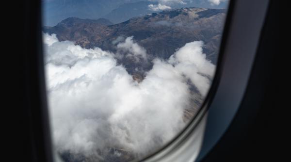 o stewardesa a folosit cafetiera pentru a pune la pamant un pasager agitat